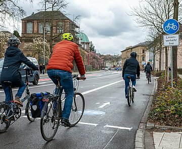 Größeren Raum für den Radverkehr und Beschleunigung für den ÖPNV gibt es jetzt in der Hans-Thoma-Straße.