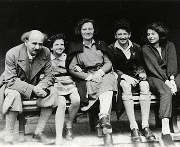 Ludwig Marum mit seiner Frau und seinen drei Kindern, April 1930