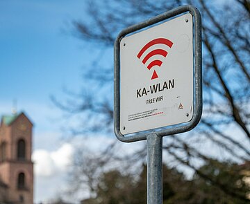 An vielen zentralen Orten ist das kostenfreie Internetangebot KA-WLAN verfügbar.