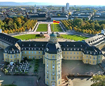 Blick über das Schloss auf die Karlsruher Innenstadt