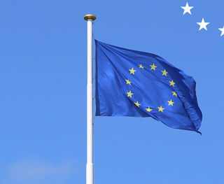 Schlossturm mit Europafahne als Symbol für Europawahlkampagne in den sozialen Medien