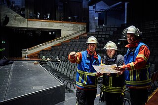 Bei einer Übung am Staatstheater Karlsruhe übten die Kameradinnen und Kameraden der Feuerwehr Karlsruhe am 22. April 2024 den Ernstfall.