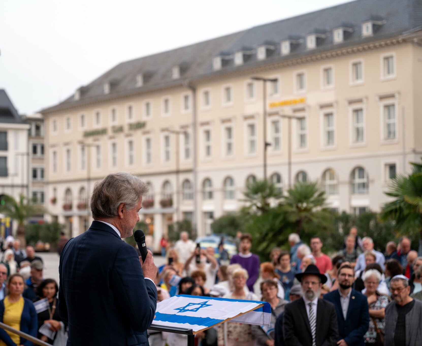Oberbürgermeister Dr. Frank Mentrup spricht auf der Mahnwache anlässlich der Terror-Angriffe gegen Israel vor dem Rathaus. 