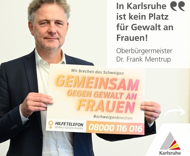 Oberbürgermeister mit Plakat Gemeinsam gegen Gewalt an Frauen