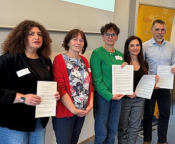 Nach der Unterzeichnung der Kooperationsvereinbarung: Tea Shamatava (IB), Birgit Kersten (IB), Dr. Eva Geerken (ibz), Meri Uhlig (Büro für Integration), Dirk Dickgießer (Agentur für Arbeit Karlsruhe-Rastatt) (v.l.).