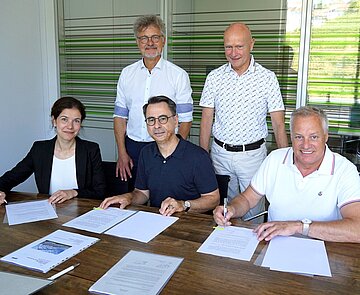Sitzend von links: Laura Winterer (kaufmännische Betriebsleiterin Eigenbetrieb Fußballstadion im Wildpark),Peter Zamoryn (Geschäftsführung Finance, Zech Sports GmbH), Kay-Uwe Panzer (Geschäftsführer Operations Zech Sports GmbH)Stehend von links: Dr. Frank Mentrup (Oberbürgermeister Stadt Karlsruhe), Harald Supper (Vorstand Zech Group SE)