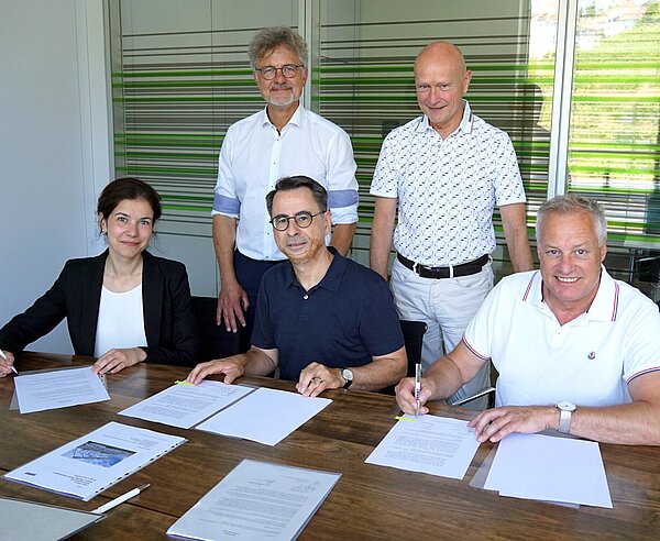 Sitzend von links: Laura Winterer (kaufmännische Betriebsleiterin Eigenbetrieb Fußballstadion im Wildpark),Peter Zamoryn (Geschäftsführung Finance, Zech Sports GmbH), Kay-Uwe Panzer (Geschäftsführer Operations Zech Sports GmbH)Stehend von links: Dr. Frank Mentrup (Oberbürgermeister Stadt Karlsruhe), Harald Supper (Vorstand Zech Group SE)