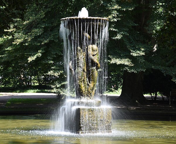 In einem Brunnen fließt Wasser.