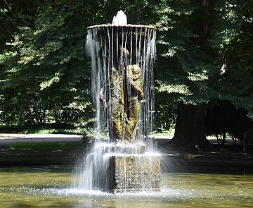 In einem Brunnen fließt Wasser.