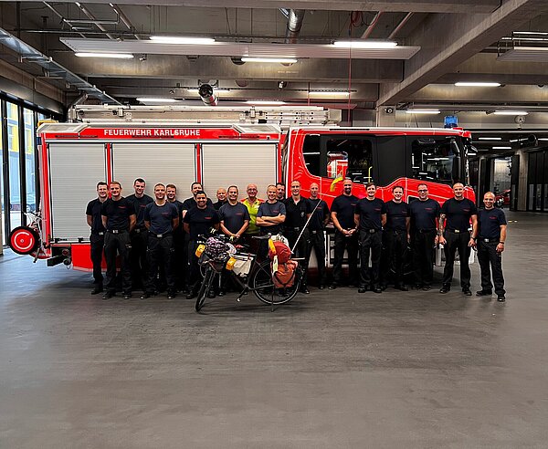 Der Radler Jörg Richter machte mit seiner Benefizaktion Halt bei der Karlsruher Branddirektion.