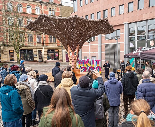 Einem Baum nachempfunden ist der vom KIT entwickelte und auf dem Kronenplatz aufgestellte Komorebi.