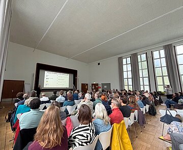 Begrüßung der Teilnehmenden der Kulturwerkstatt im Anne-Frank-Haus am 12. Mai 2026.