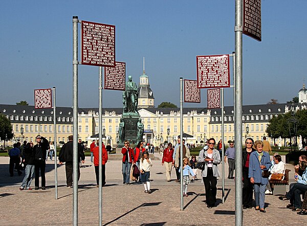 Platz der Grundrechte mit Menschen
