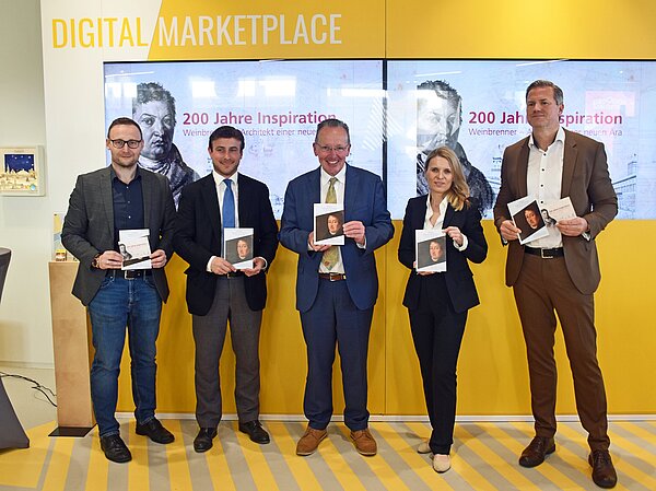 Vorstellung der Publikation „200 Jahre Inspiration. Weinbrenner – Architekt einer neuen Ära“ von Jeff S. Klotz (2.v.l.) in der Tourist-Info am Marktplatz.