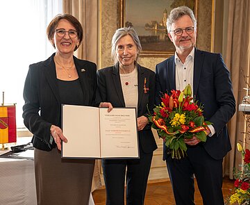 Staatssekretärin Dr. Ute Leidig MdL, Renate Rastätter und Dr. Frank Mentrup,Oberbürgermeister bei der Übergabe des Verdienstkreuzes am Bande des Verdienstordens der Bundesrepublik Deutschland im Haus Solm