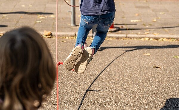 Person am Seilspringen