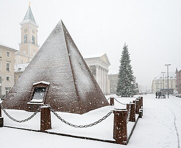 Sicht auf die Pyramide auf dem Marktplatz bei Schnee