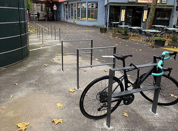 Neue hochwertige Fahrradständer in der westlichen Innenstadt.