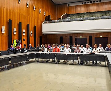 Im Bürgersaal des Rathauses empfing Bürgermeisterin Gabriele Luczak-Schwarz die Teilnehmenden der Bürgerreise aus Halle.