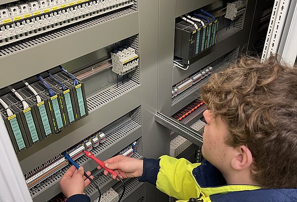 Junger Mann am Schaltkasten