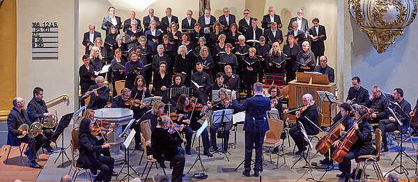 Ein Konzert der beiden Chöre in einer Kirche mit Orchester im Vordergrund.