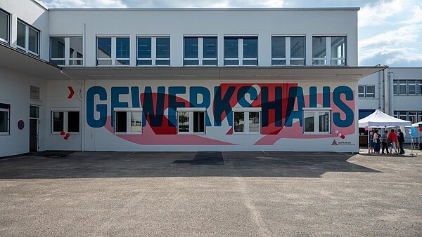 fertig saniertes Gewerkshaus während der Eröffnungsfeier