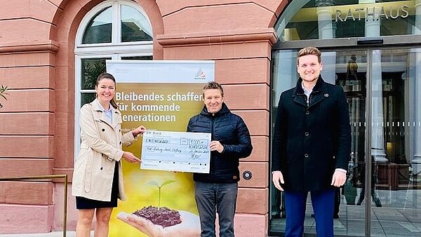 BW-Bank übergibt Spendenscheck an den Stadtkämmerer