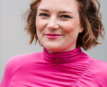 Die Autorin Mareice Kaiser bezeichnet sich selbst laut Stadtbibliothek als "die schlechteste Entscheidungsperson der Welt" und sei gerade deshalb eine der besten Ratgeberinnen