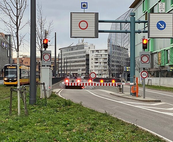 Der Karoline-Luise-Tunnel ist stadteinwärts gesperrt. 