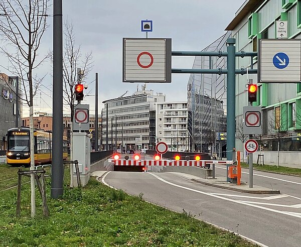 Der Karoline-Luise-Tunnel ist stadteinwärts gesperrt. 