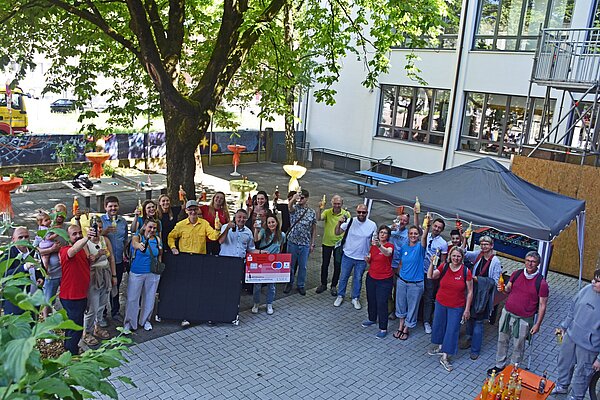 Ein Prost auf das erfolgreich abgeschlossene Jubiläum von den Mitarbeitenden und Gästen des Stadtjugendausschusses. 