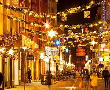 Weihnachtsbeleuchtung für die Karlsruher Waldstraße.