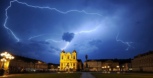 Der Domplatz und der Dom bei Nacht