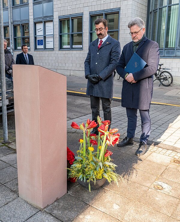 Der türk. Generalkonsul Mahmut Niyazi Sezgin und Oberbürgermeister Dr. Frank Mentrup gedenken der Opfer des Brandanschlags