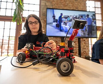 Mit Kamera und Sensoren aus-gestattet waren die Einparkrobo-ter – hier das Modell des deutschen Teams „Irgendwas“ vom Goethe-Gymnasium 