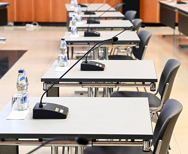 Einzelne Tische mit Mikrofonen im Bürgersaal