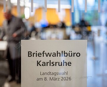 Eingang mit Beschilderung Briefwahlbüro