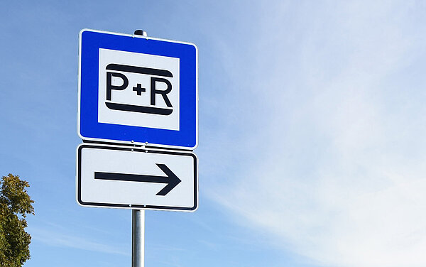 Das Foto zeigt ein Park and Ride Schild. 