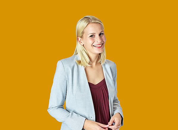 Frau vor gelbem Hintergrund