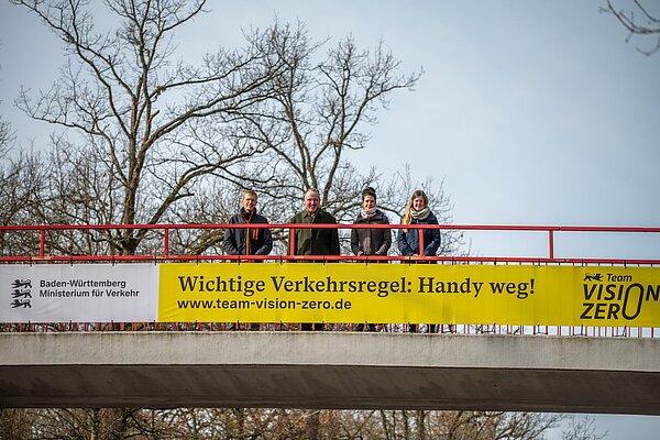 Die Teilnehmenden des Pressegesprächs zur Kampagne "Team Vision Zero": Matthias Günzel, Bürgermeister Dr. Albert Käuflein, Johanna Schönauer-Schnepf und Tamara Martin  (v.l.).
