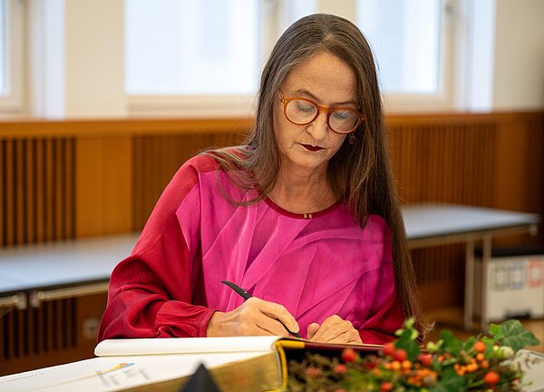 Die in Karlsruhe geborene Künstlerin und Choreographin Sasha Waltz trägt sich ins Goldene Buch der Stadt Karlsruhe ein