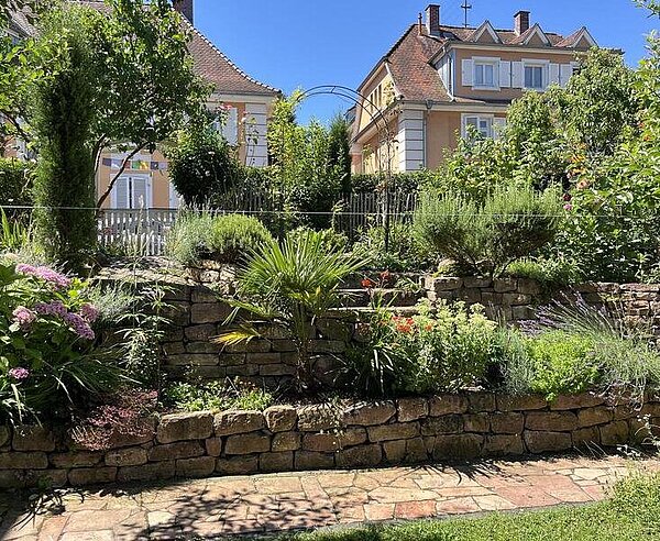 Im Garten in der Neckarstra´ße 15 gibt es auf zwei Ebenen viel zu entdecken.