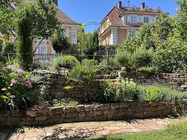 Im Garten in der Neckarstra´ße 15 gibt es auf zwei Ebenen viel zu entdecken.