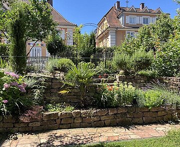 Im Garten in der Neckarstra´ße 15 gibt es auf zwei Ebenen viel zu entdecken.