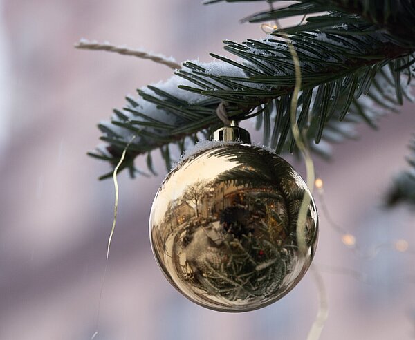 Weihnachtlich mit Kugel geschmückter Tannenzweig