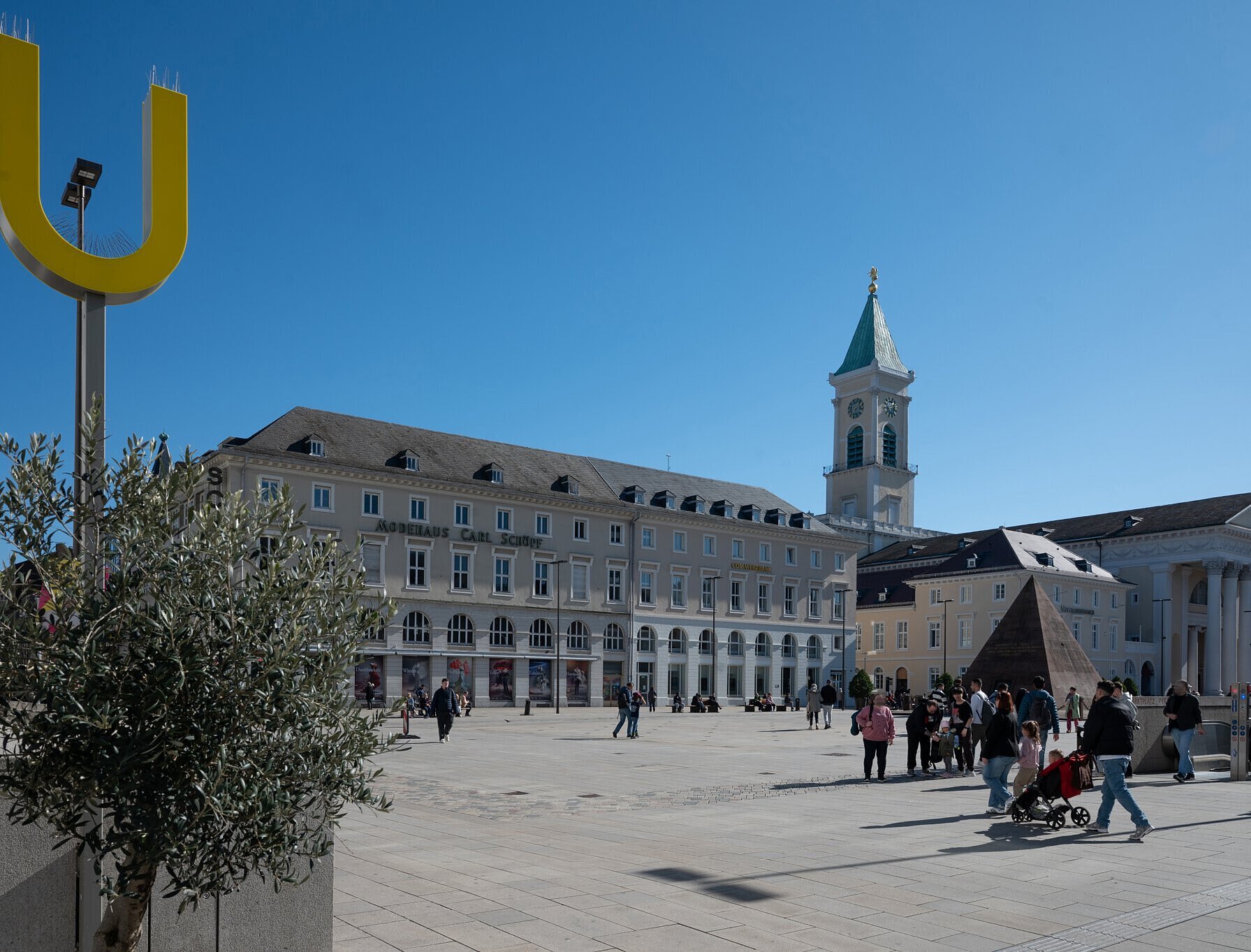 Gebäudeansichten der Weinbrenner-Bauten mit U-Bahn Haltestelle am Marktplatz 