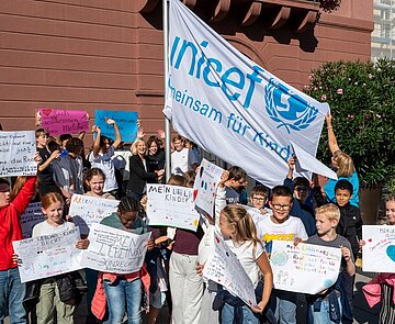 Mit vielen Plakaten wollen die Schülerinnen und Schüler der Realschule am Rennbuckel und der Eichendorffgrundschule auf einzelne Kinderrechte aufmerksam machen. 