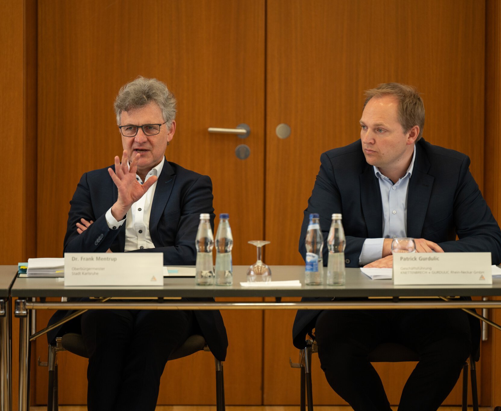 Oberbürgermeister Dr. Frank MentrupPatrick Gurdulic, Geschäftsführer Knettenbrech+Gurdulic am Tisch bei einer Pressekonferenz