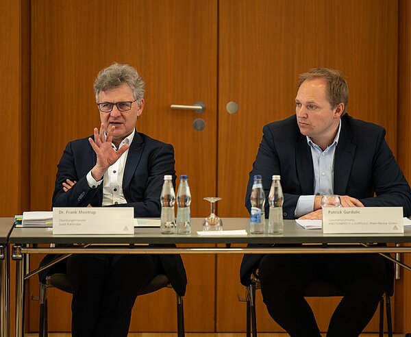 Oberbürgermeister Dr. Frank MentrupPatrick Gurdulic, Geschäftsführer Knettenbrech+Gurdulic am Tisch bei einer Pressekonferenz