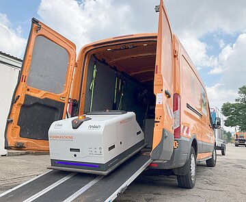 Die Reinigungsmaschine auf dem Weg zum Einsatz.